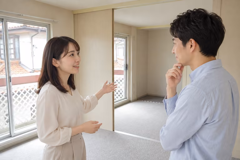 引き戸でつながる室内で、暮らしの動線を相談する二人の上半身